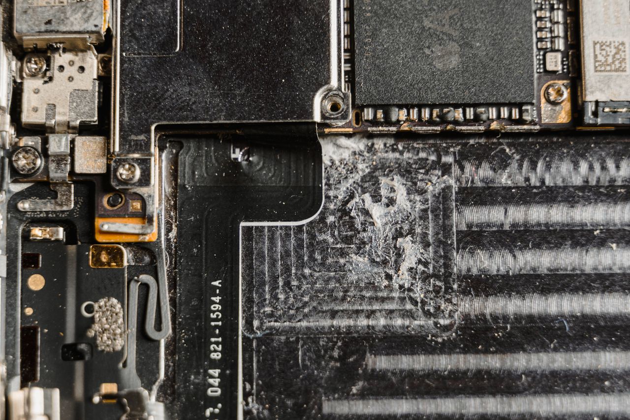 折叠iPhone，终于上桌了？